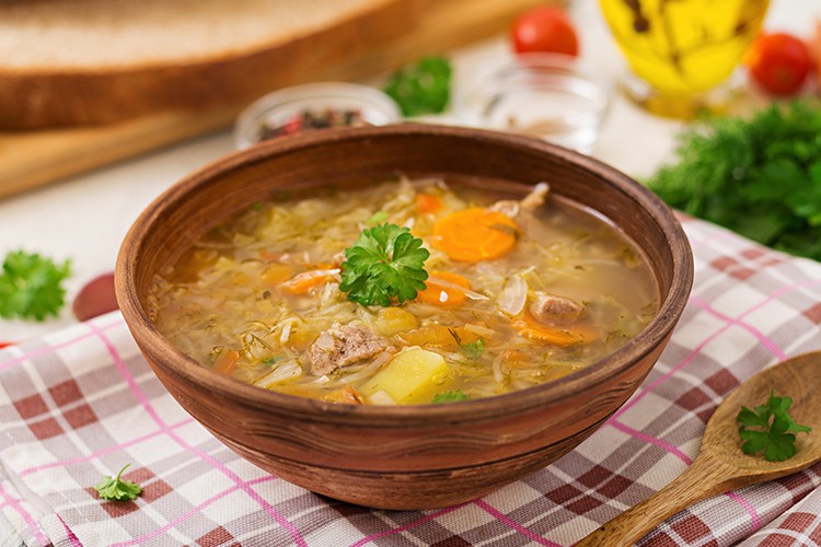 Russische Kohl-Gemüse-Suppe