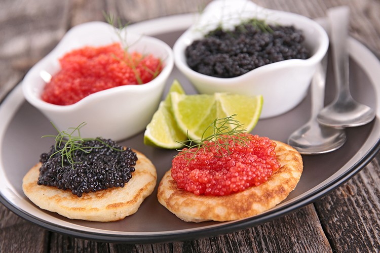 Russische Blinis mit Kaviar