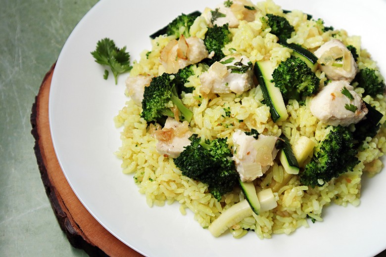 Wok-Gemüse mit Fisch und Reis