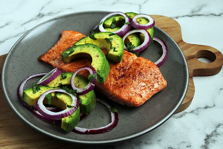 Gegrillter Lachs mit Avocado-Topping