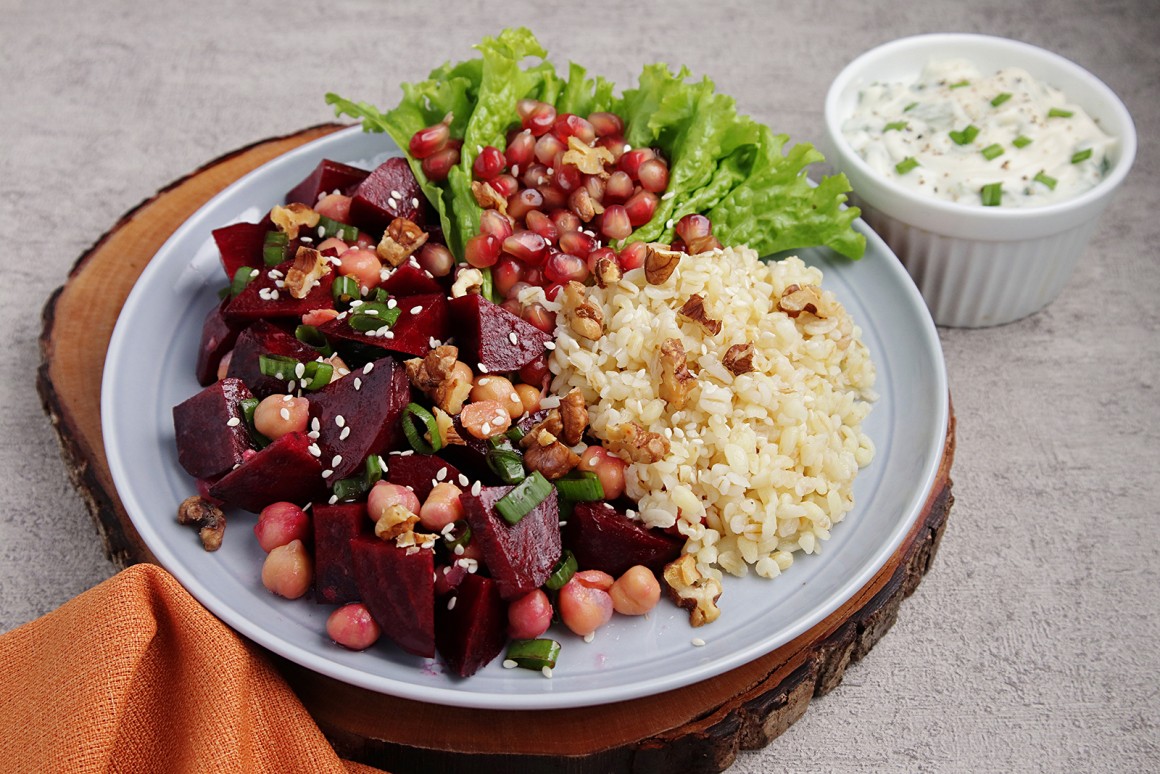 Orientalische Salatplatte mit Joghurt Dip