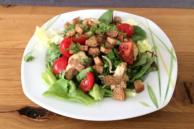 Salat mit Hähnchenbrust - Rezept | GuteKueche.de