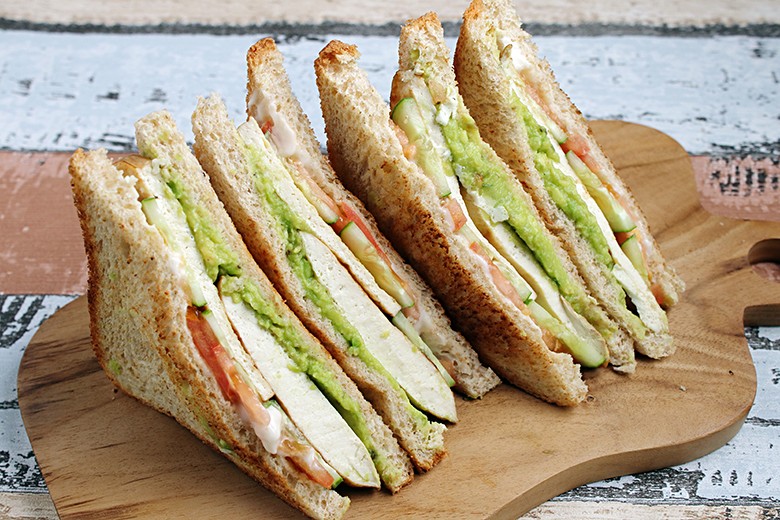 Sandwich mit Räuchertofu und Avocado
