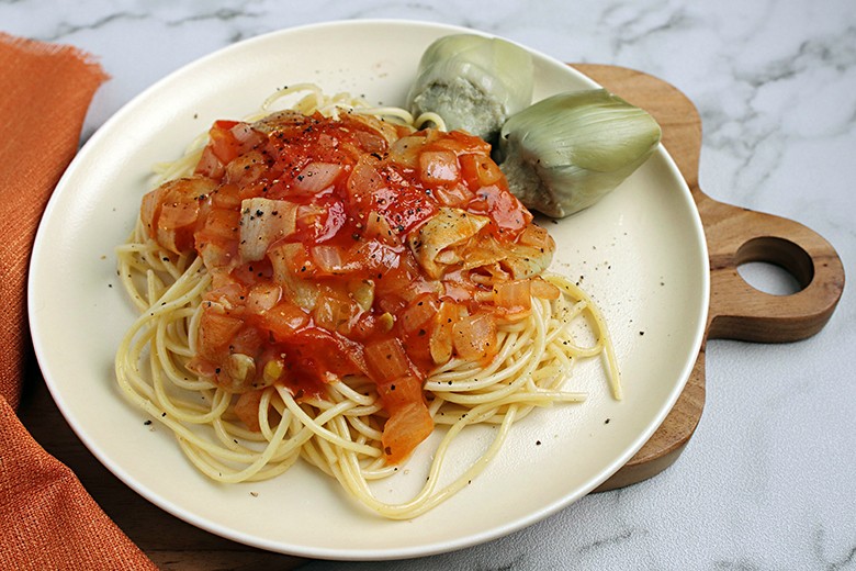 Spaghetti mit Artischockenherzen in Tomatensauce
