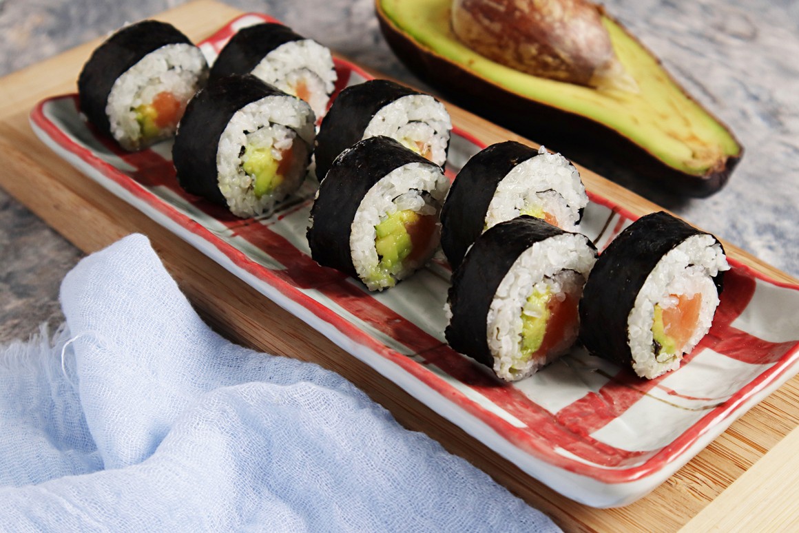 Sushi-Rollen mit Lachs und Avocado