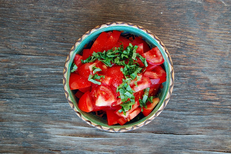 Einfacher Tomatensalat mit Basilikum