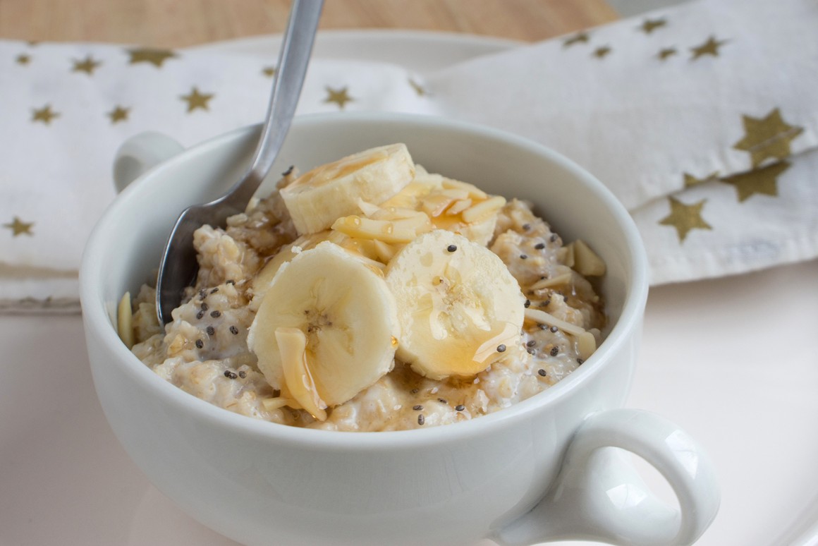 Porridge mit Bananen, Zimt und Ahornsirup