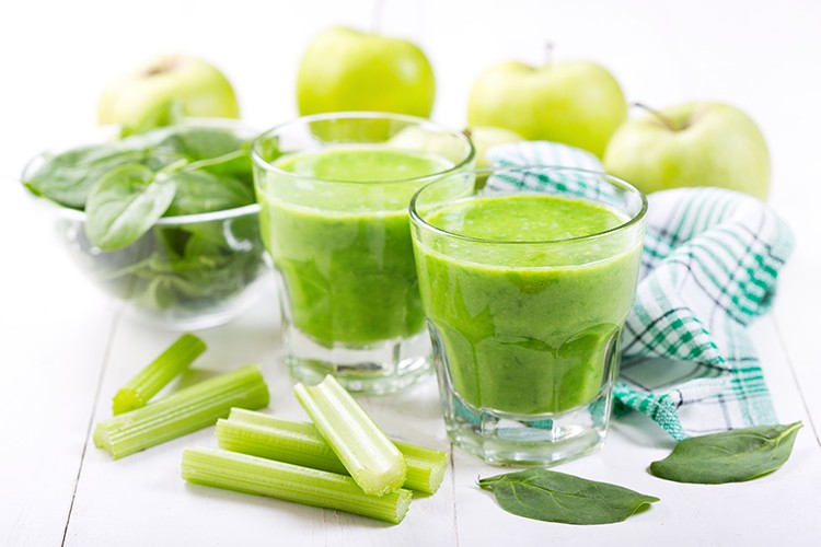 Grüner Smoothie mit Sellerie, Apfel und Spinat