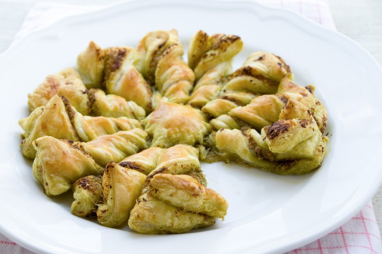 Gewrungener Blätterteig-Kuchen mit Oliven, Pinienkernen und Pesto