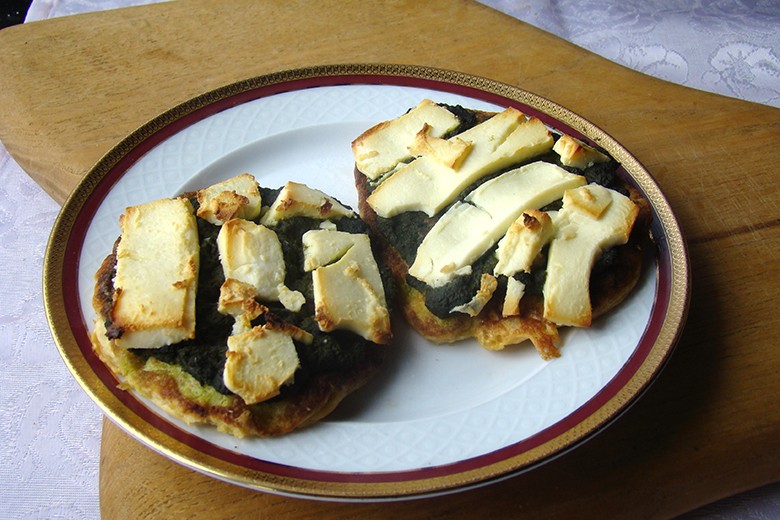 Pancakes mit Käse und Spinat